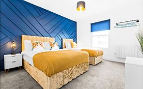 Modern 2 Bed Apartment, Open Living, High Street